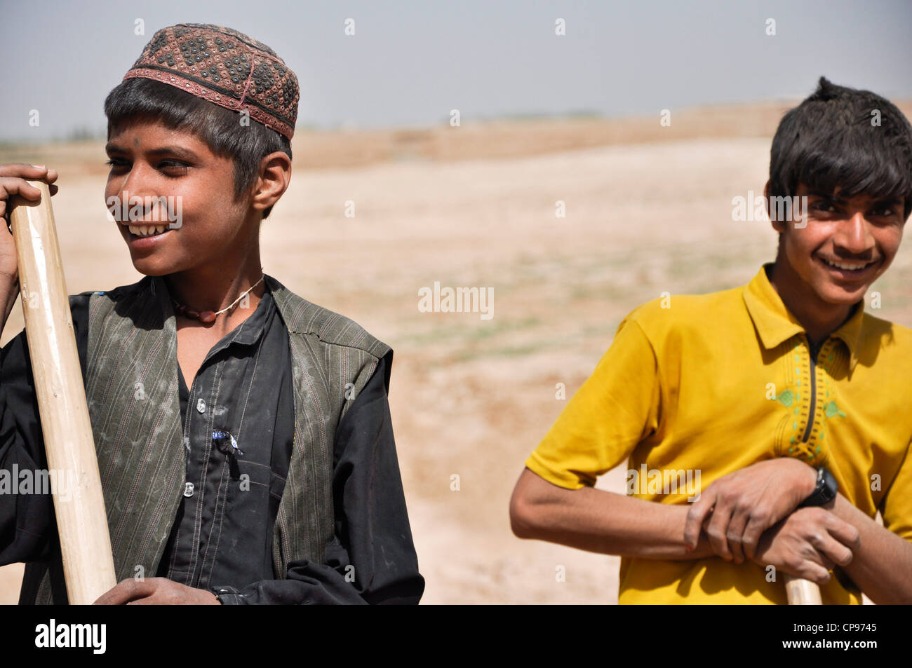 2 giovani locali ragazzi afghani di scavare. Più tardi ho sentito, che non molto tempo dopo che questa è stata scattata i talebani assassinati. Foto Stock