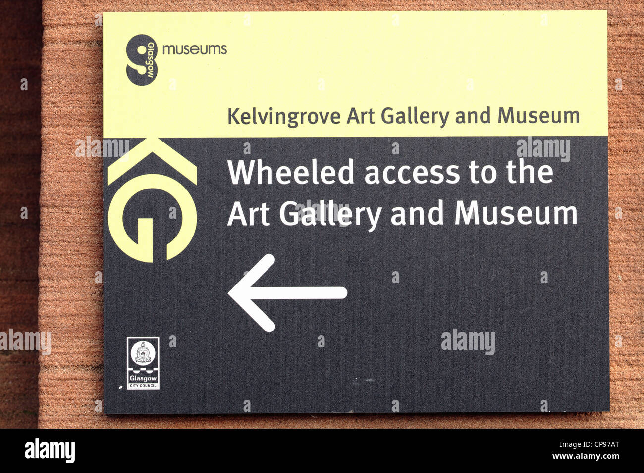 Segno di direzione per accedere a ruote a Kelvingrove Art Gallery and Museum in Glasgow Scotland Regno Unito Foto Stock