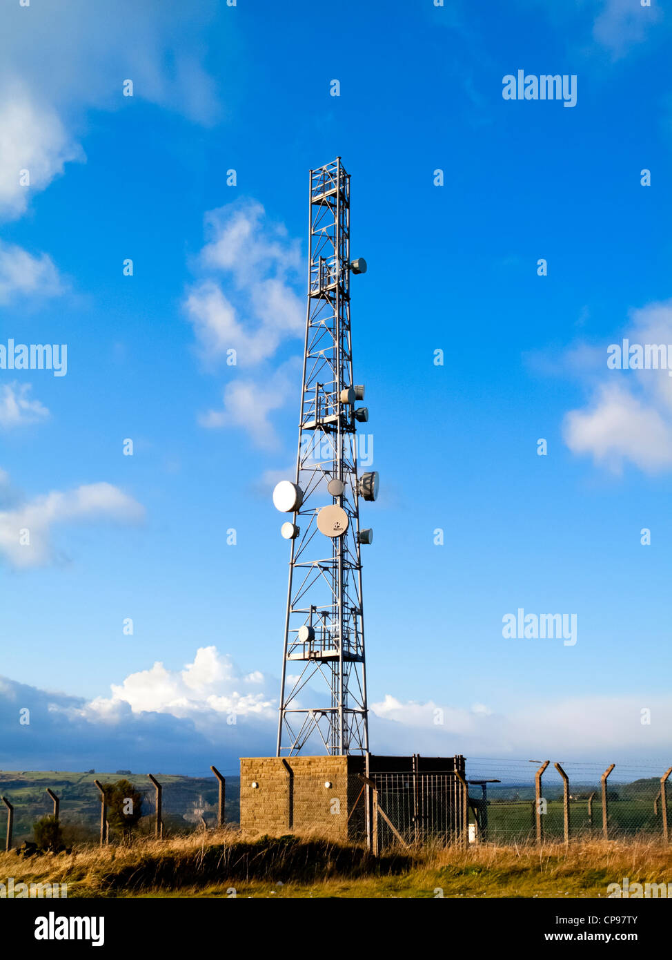 Montante di comunicazioni a Alport alture vicino Wirksworth nel Derbyshire Peak District Inghilterra UK con cielo blu dietro Foto Stock