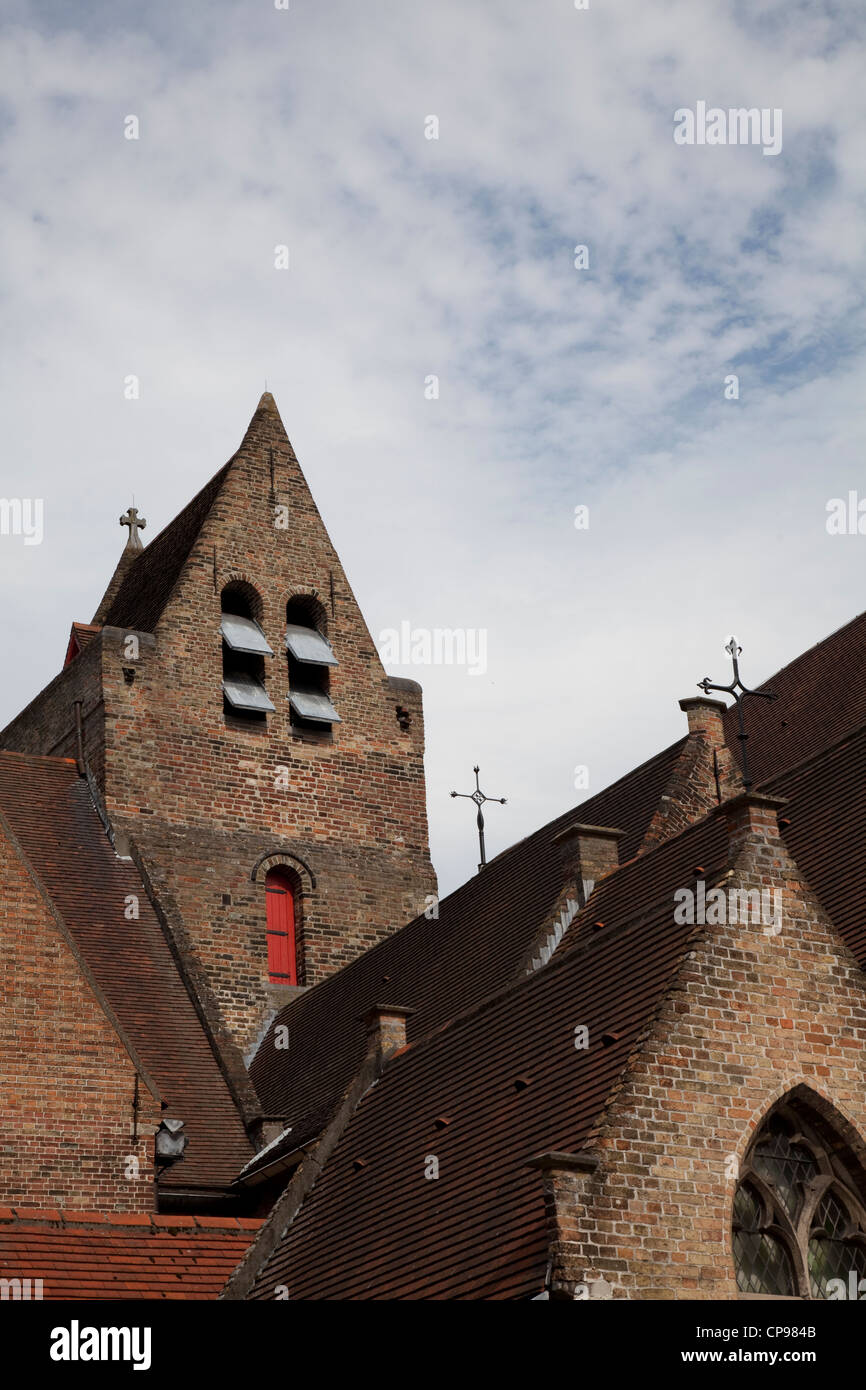 La sezione di Onze-Lieve-Vrouwekerk (la chiesa di Nostra Signora) più croci che adornano il tetto Bruge Belgio Foto Stock