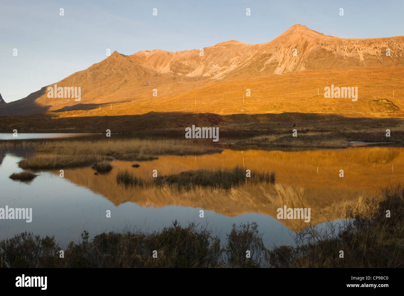 Beinn Eighe presso sunrise da Loch Clair, Torridon, Ross-shire, Scozia. Foto Stock