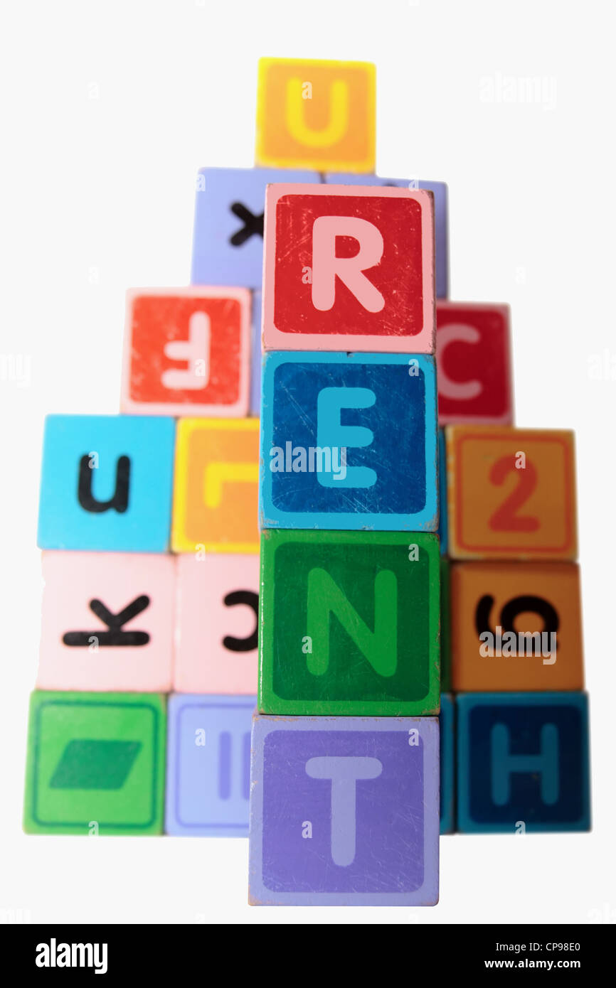 Toy lettere che scrivi affitto con sfondo bianco Foto Stock