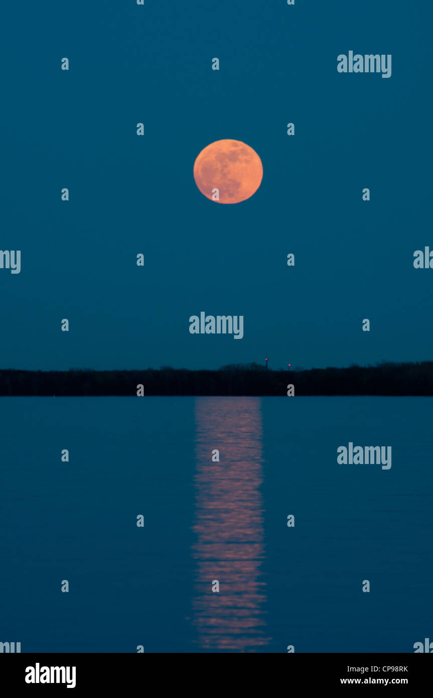Luna piena sul Lago di San Louis, Pointe Claire, Quebec. Foto Stock