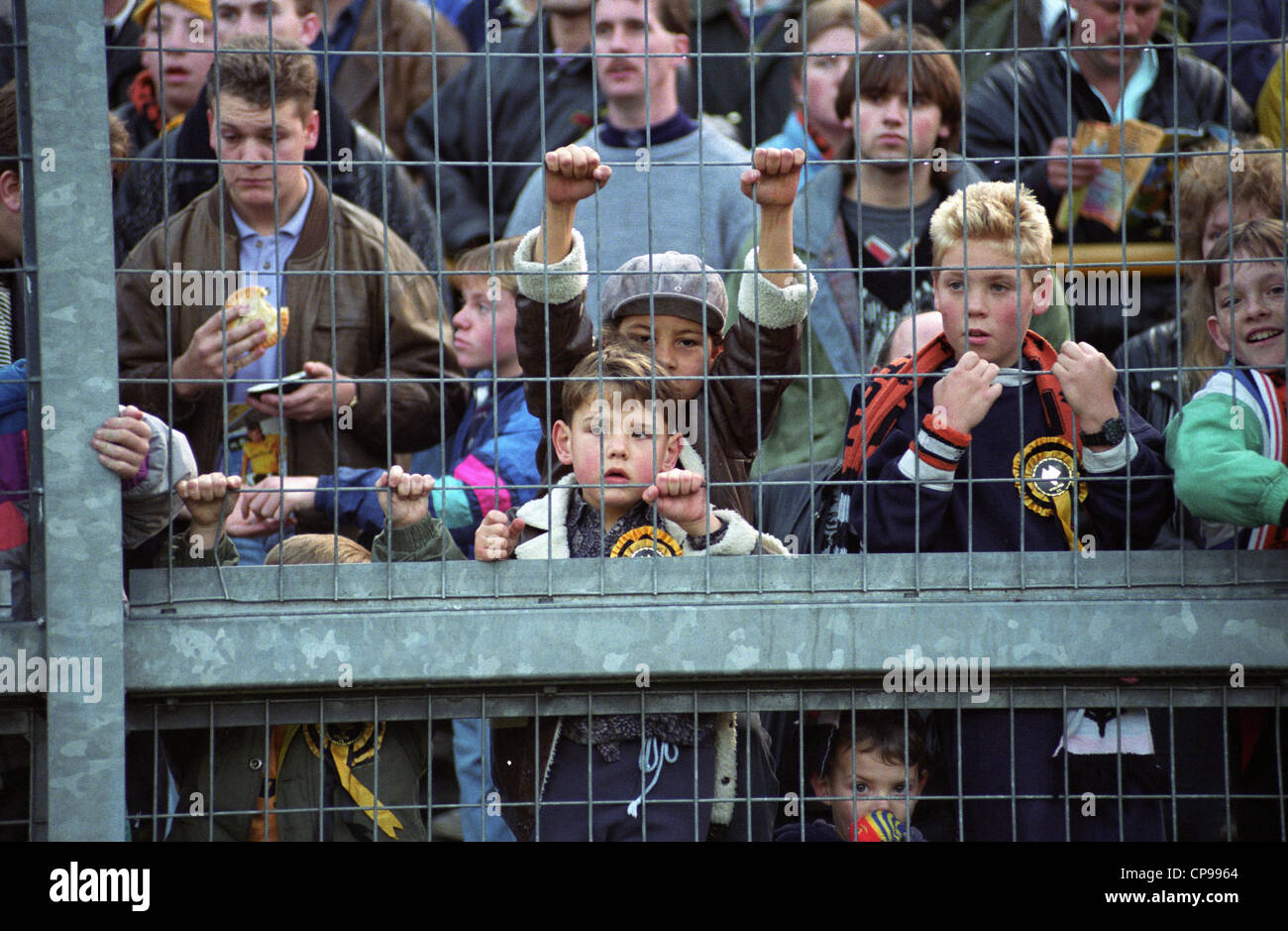 Wolves contro Newcastle United a Molineux 10/11/90 tifosi recavano sulla South Bank. Foto di DAVID BAGNALL Foto Stock