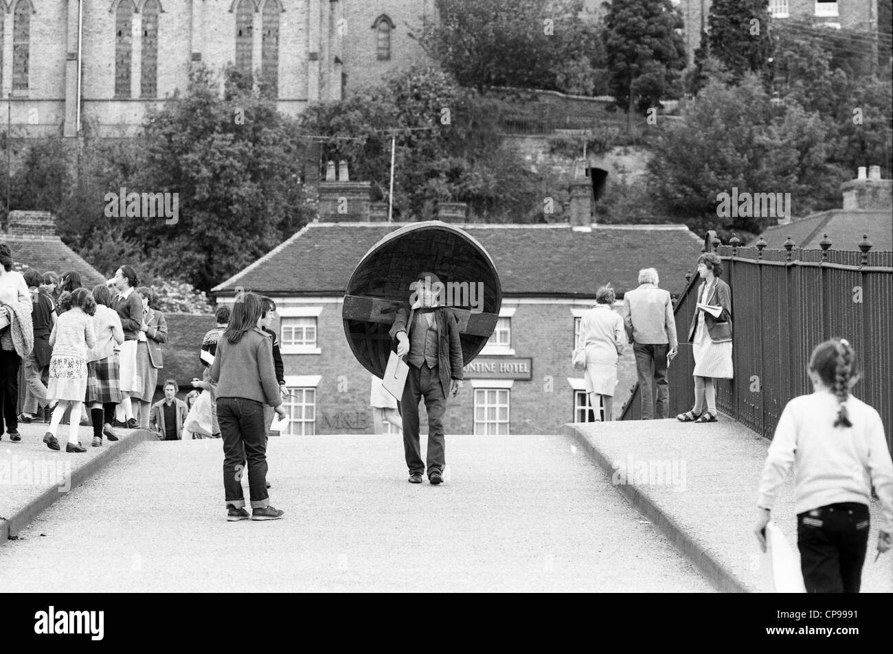 Eustace Rogers Ironbridge Coracle maker nel 1981 morì nel 2003 (nato nel 1914) l'ultimo della famiglia di produttori locali di coracle. FOTO DI DAVID BAGNALL Foto Stock