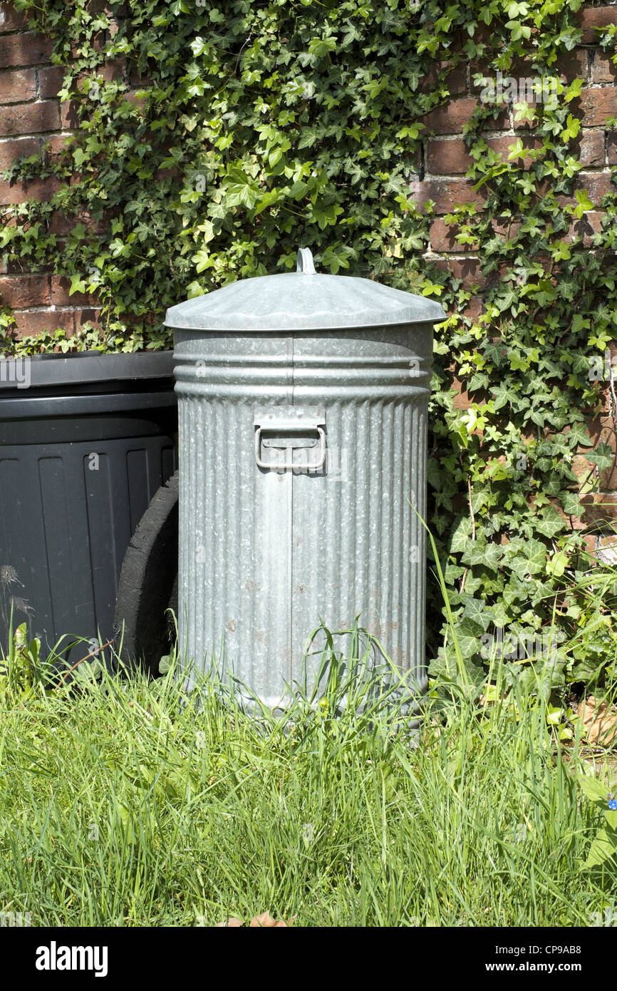 In vecchio stile metallo galvanizzato pattumiera REGNO UNITO Foto Stock