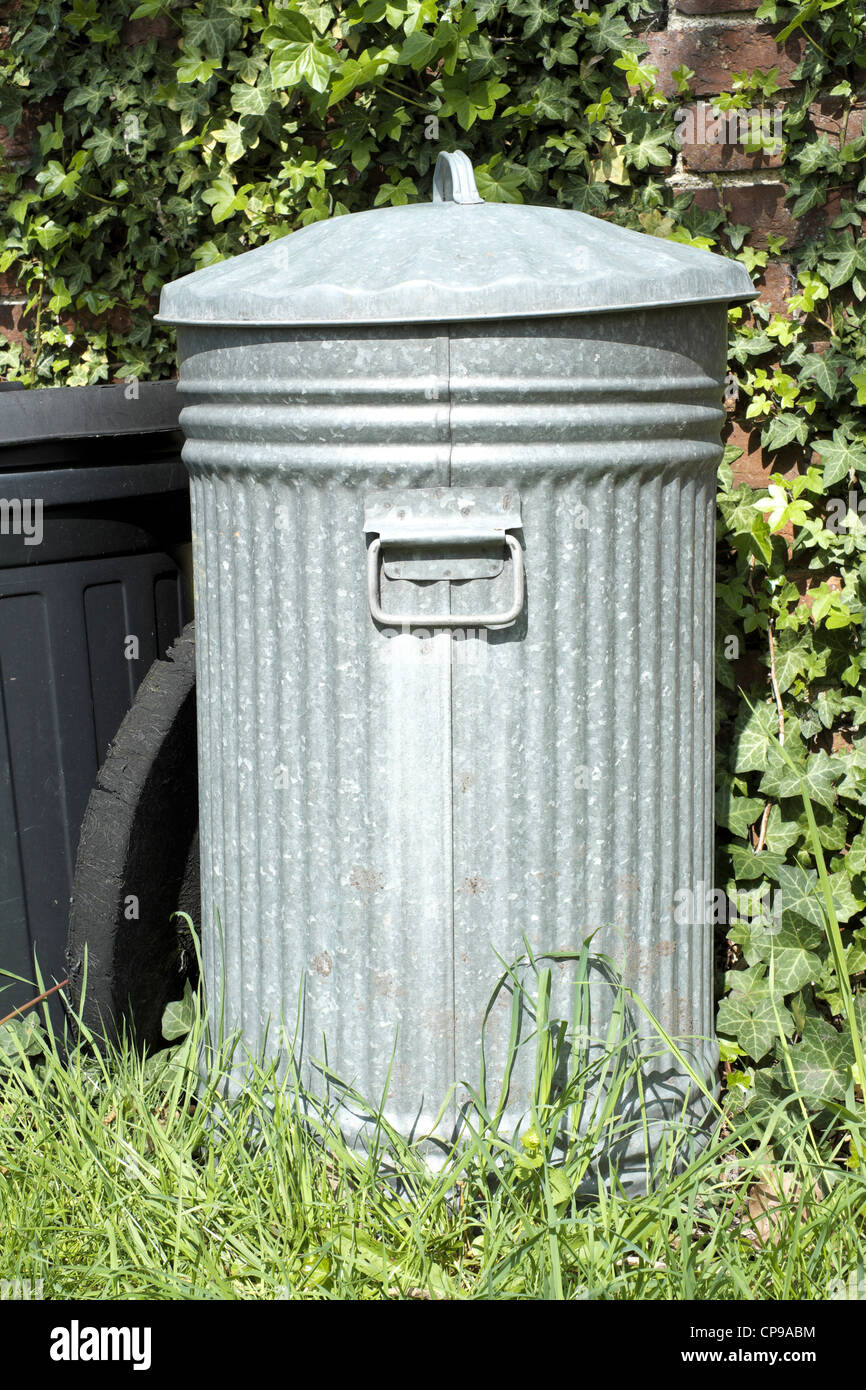 In vecchio stile metallo galvanizzato pattumiera REGNO UNITO Foto Stock