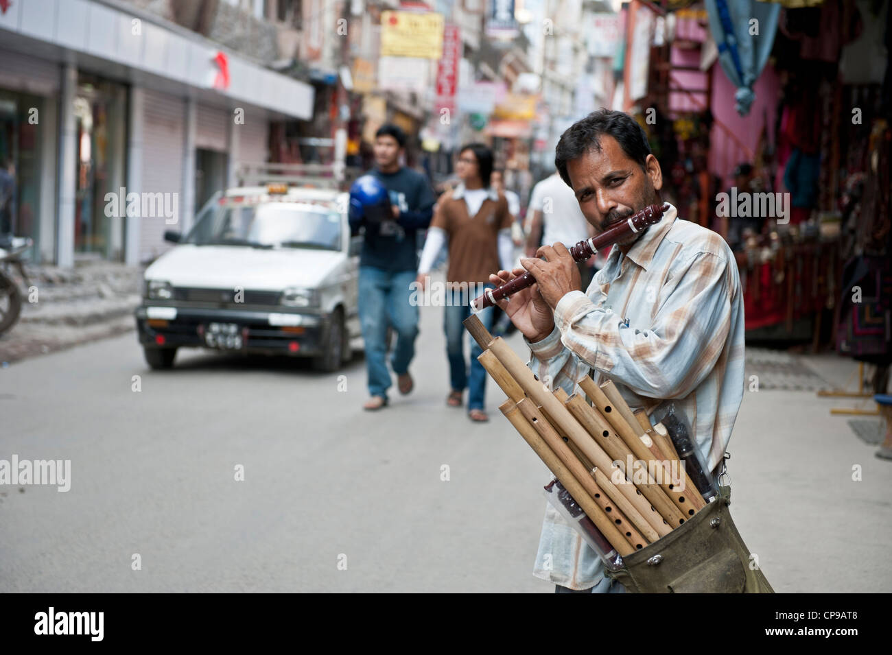 Kathmandu souvenir venditore di flauto Foto Stock