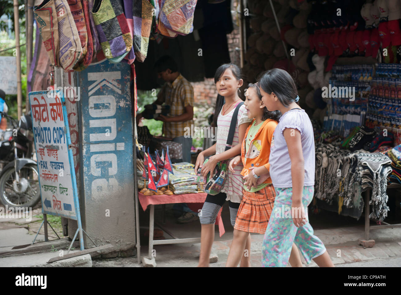 Ragazze locali in Kathmandu street Foto Stock