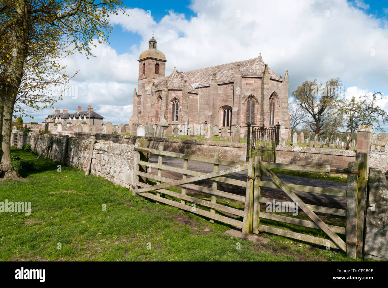 Ladykirk chiesa costruita su ordine del re Giacomo IV di Scozia Foto Stock