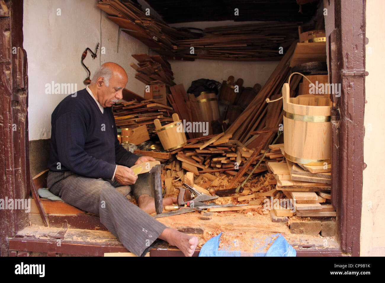 Marocchino intagliatore di legno in Fez Medina. Una specialità tradizionale nel vivace mercato del Marocco medievale città murata Foto Stock