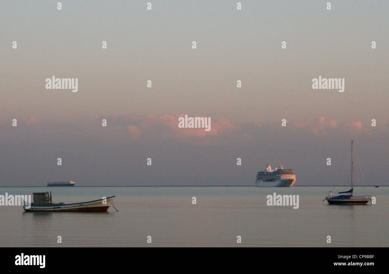 Viaggio Azamara in avvicinamento al porto di Capodistria all'alba Foto Stock