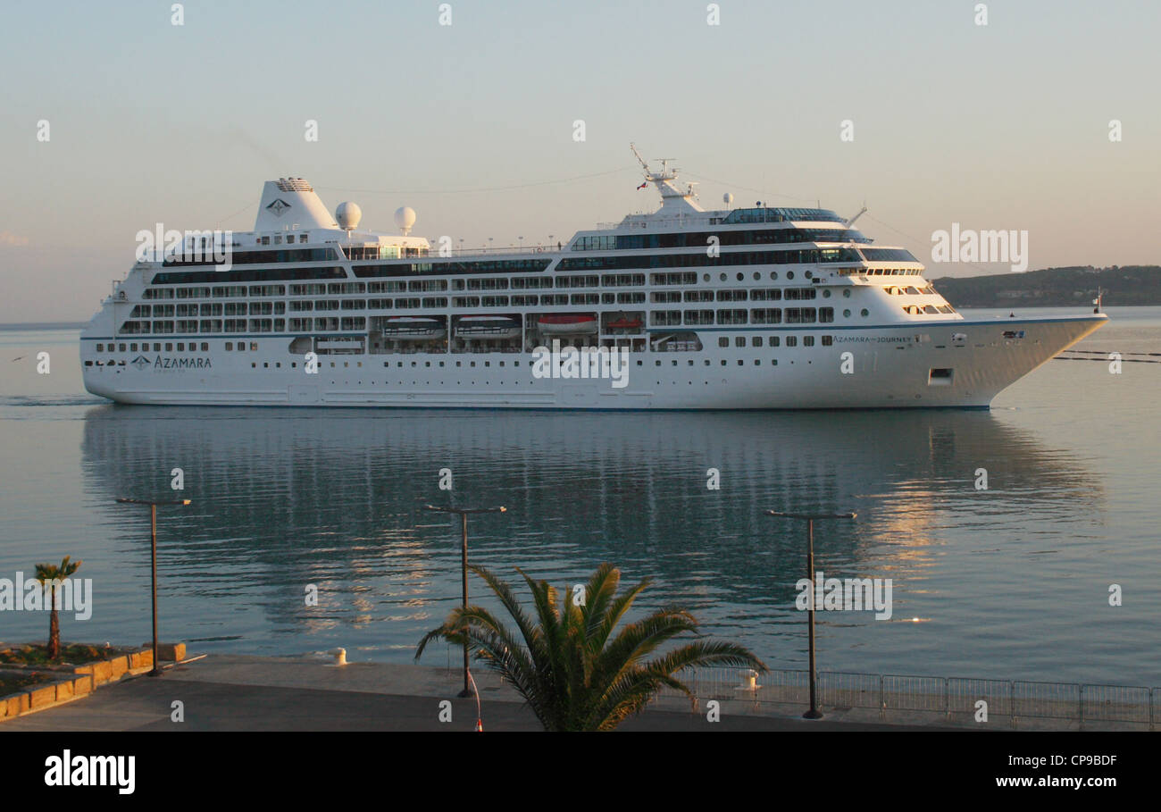 Azamara viaggio entrando nel porto di Capodistria a sunrise Foto Stock
