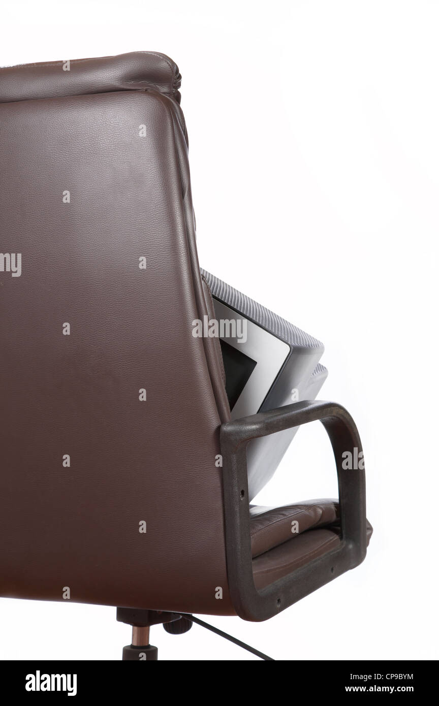 Il monitor di un computer in poltrona da ufficio su sfondo bianco Foto Stock