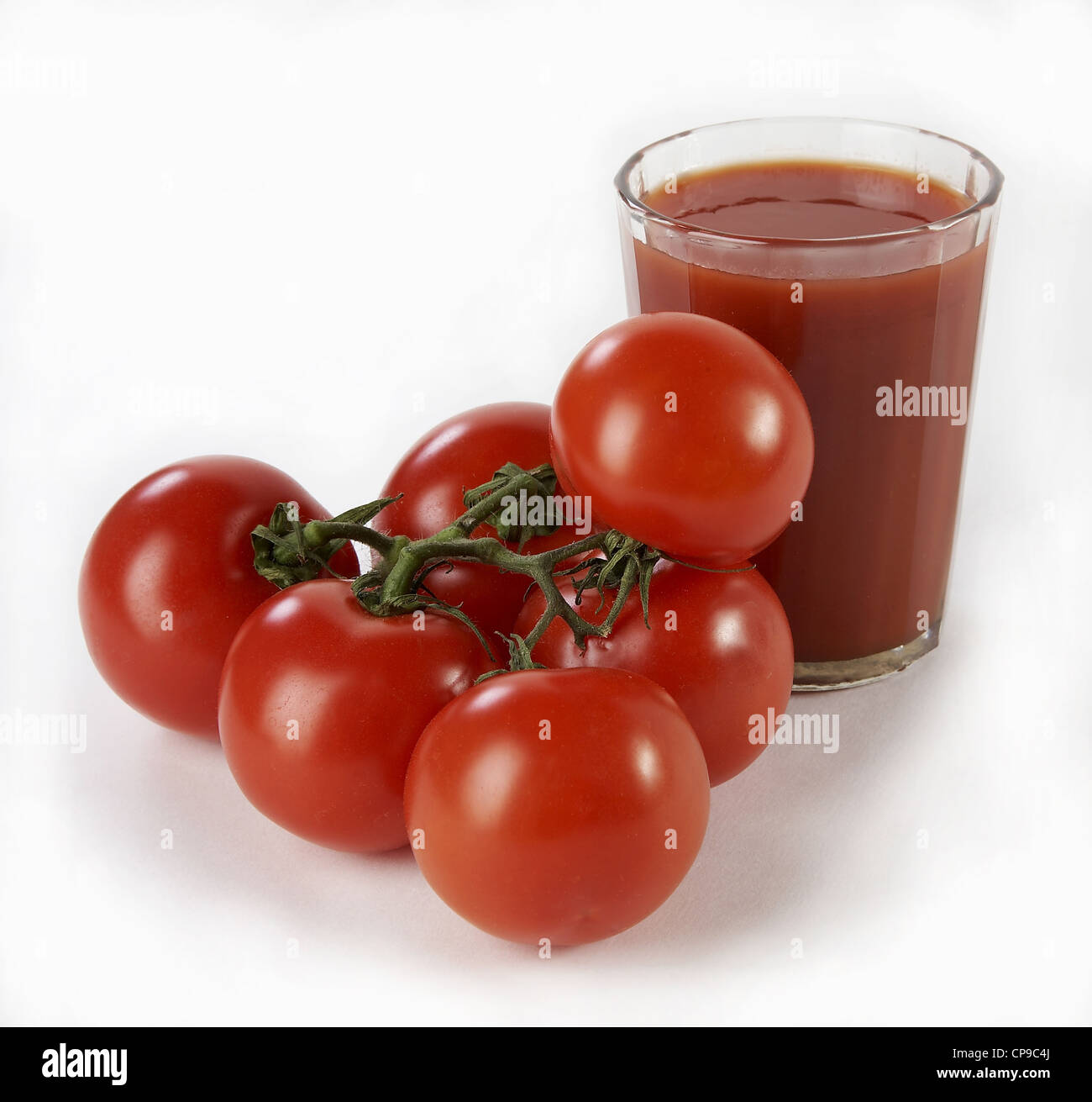 I pomodori con il succo su sfondo bianco Foto Stock