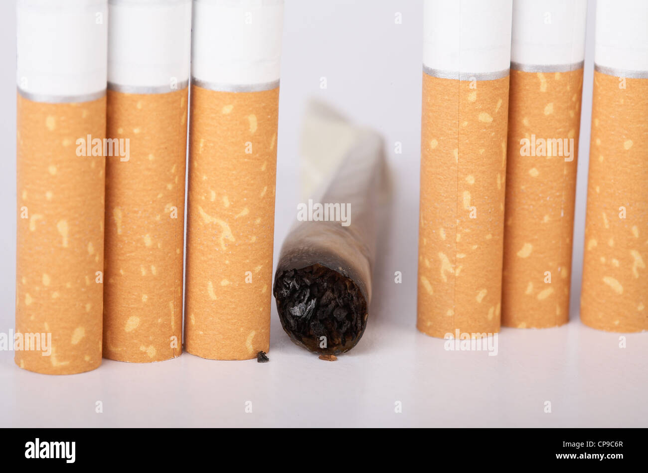 Non finito di fumare una sigaretta tra in piedi in una linea Foto Stock
