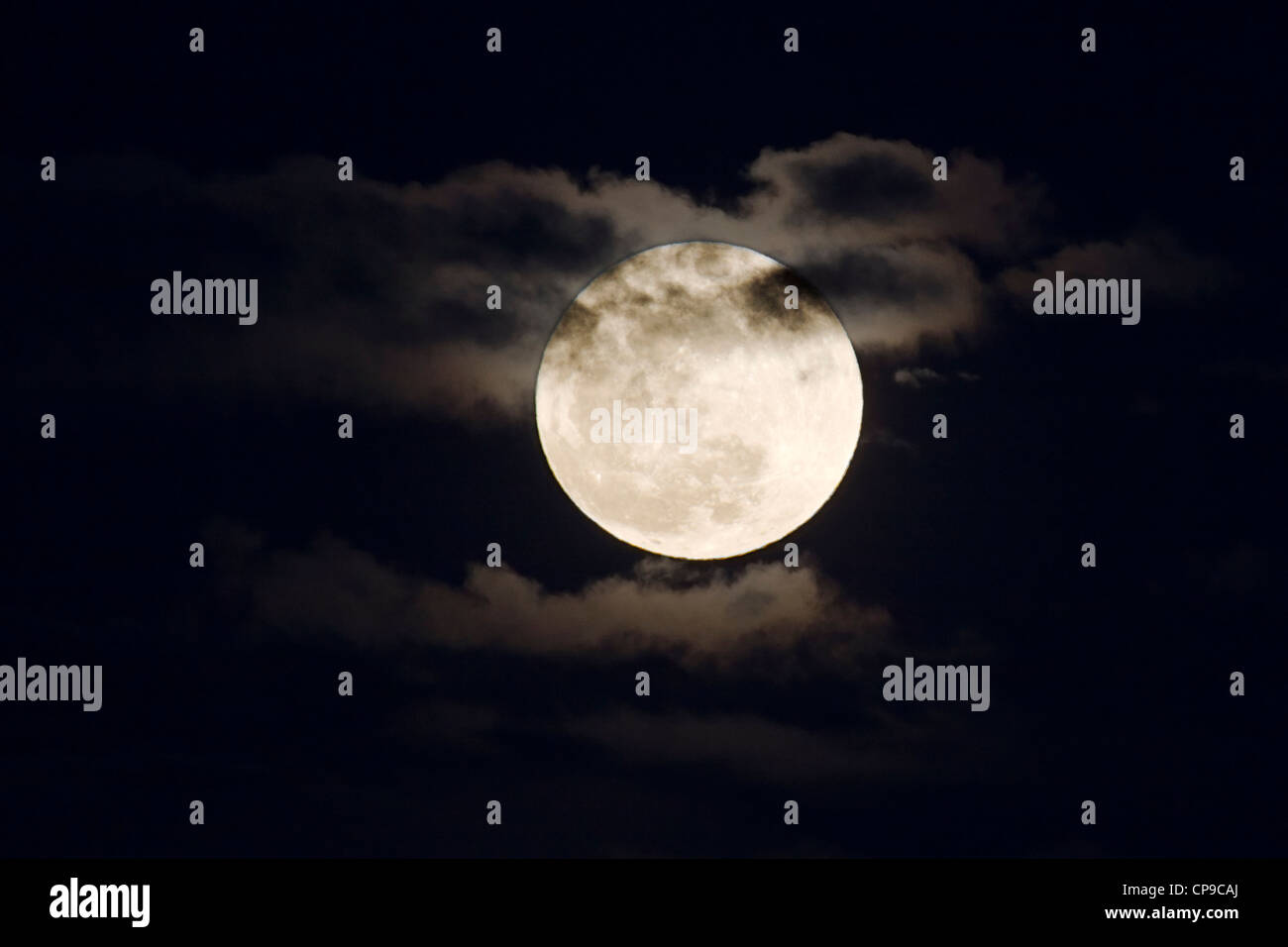 Perigree luna piena, o supermoon, sorge su Salida, Colorado, Stati Uniti d'America. Luna è più vicina alla terra in orbita rispetto al normale. Foto Stock