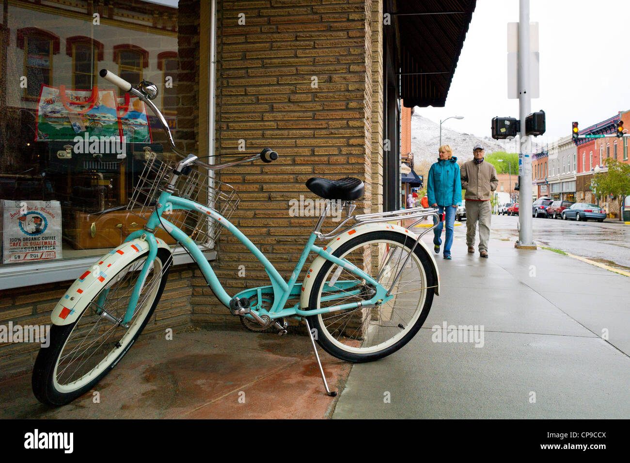 " Commuter " Noleggio al di fuori del negozio windows del Yolo, un womens negozio di abbigliamento, centro storico cittadino, la piccola cittadina di salida, CO Foto Stock " Commuter " Noleggio al di fuori del negozio windows del Yolo, un womens negozio di abbigliamento, centro storico cittadino, la piccola cittadina di salida, CO Foto Stock