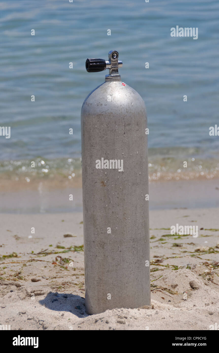 SCUBA diving tank container INT valvola aria compressa permanente al Ocean Beach Foto Stock