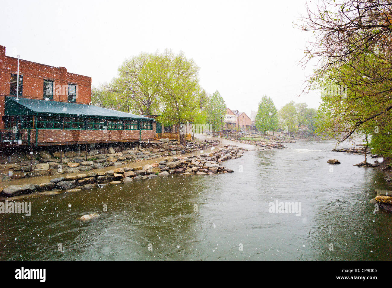 Il Boathouse cantina del ristorante e del bar si affaccia sul fiume Arkansas. I primi di maggio tormenta, centro storico cittadino, Salida, CO Foto Stock