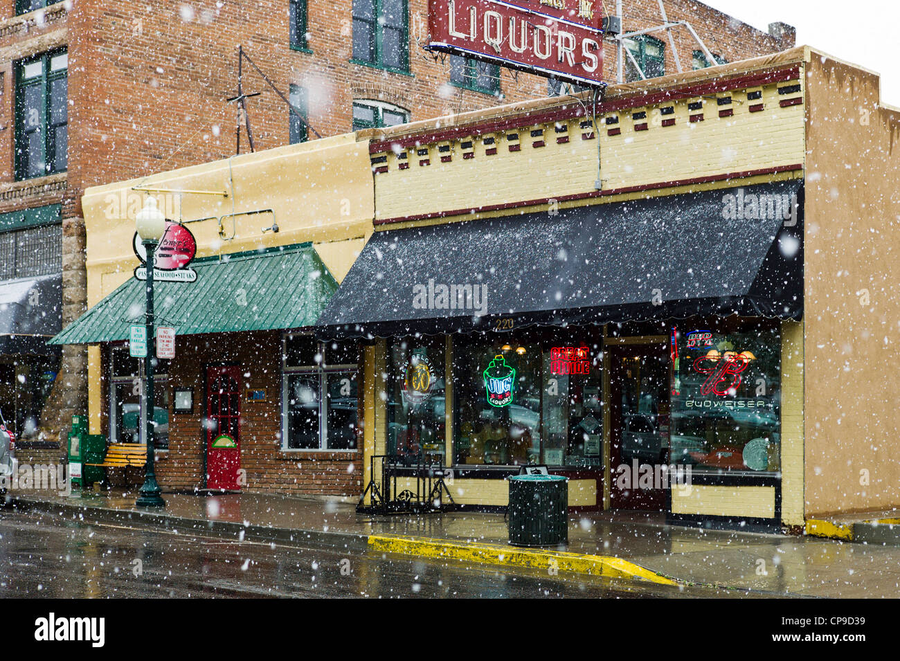Arlie Dale la brocca liquori store su F Street, inizio maggio tormenta, centro storico cittadino, piccolo paese di montagna di salida, CO Foto Stock Arlie Dale la brocca liquori store su F Street, inizio maggio tormenta, centro storico cittadino, piccolo paese di montagna di salida, CO Foto Stock