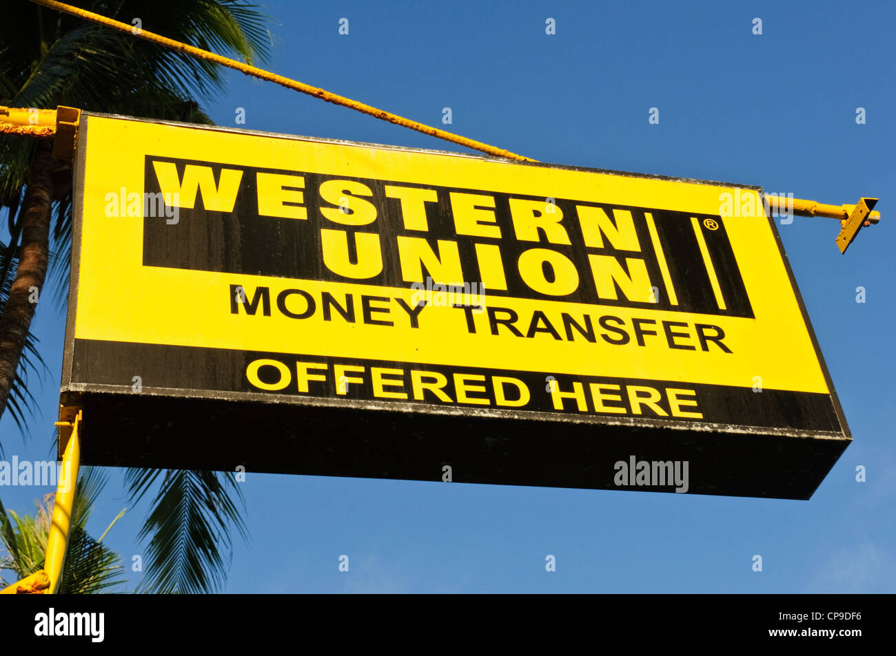 Segno posto di trasferimento di denaro di Western Union offerti qui, cielo blu, palme da cocco - Sabang Puerto Galera Filippine sud-est asiatico Foto Stock