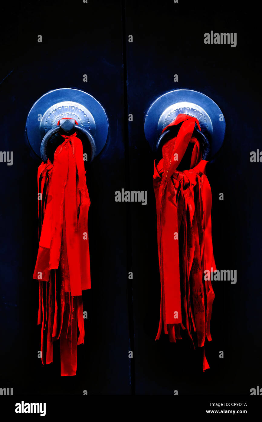 Porta Nera Red Ribbon il Tempio del Buddha di Giada Jufo Si China a Shanghai Foto Stock
