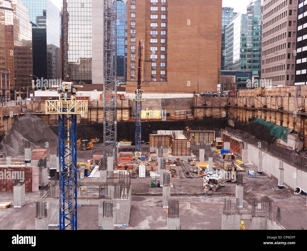 La gente che lavora in un cantiere, edificio foundation pit. Ottawa, Ontario, Canada. Foto Stock