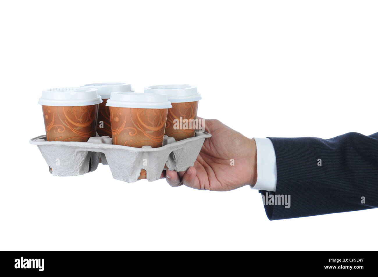 Business man tenendo un estrarre il vassoio del caffè monouso tazze. Il braccio solo in formato orizzontale isolato su bianco. Foto Stock