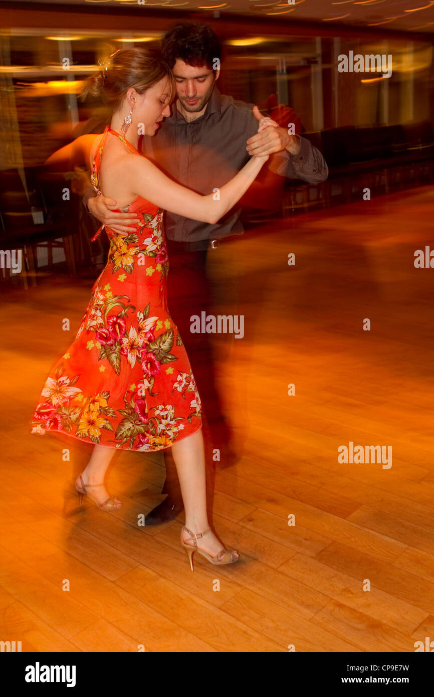 Coppia di ballerini di tango tango argentino milonga in una sala da ballo  Foto stock - Alamy