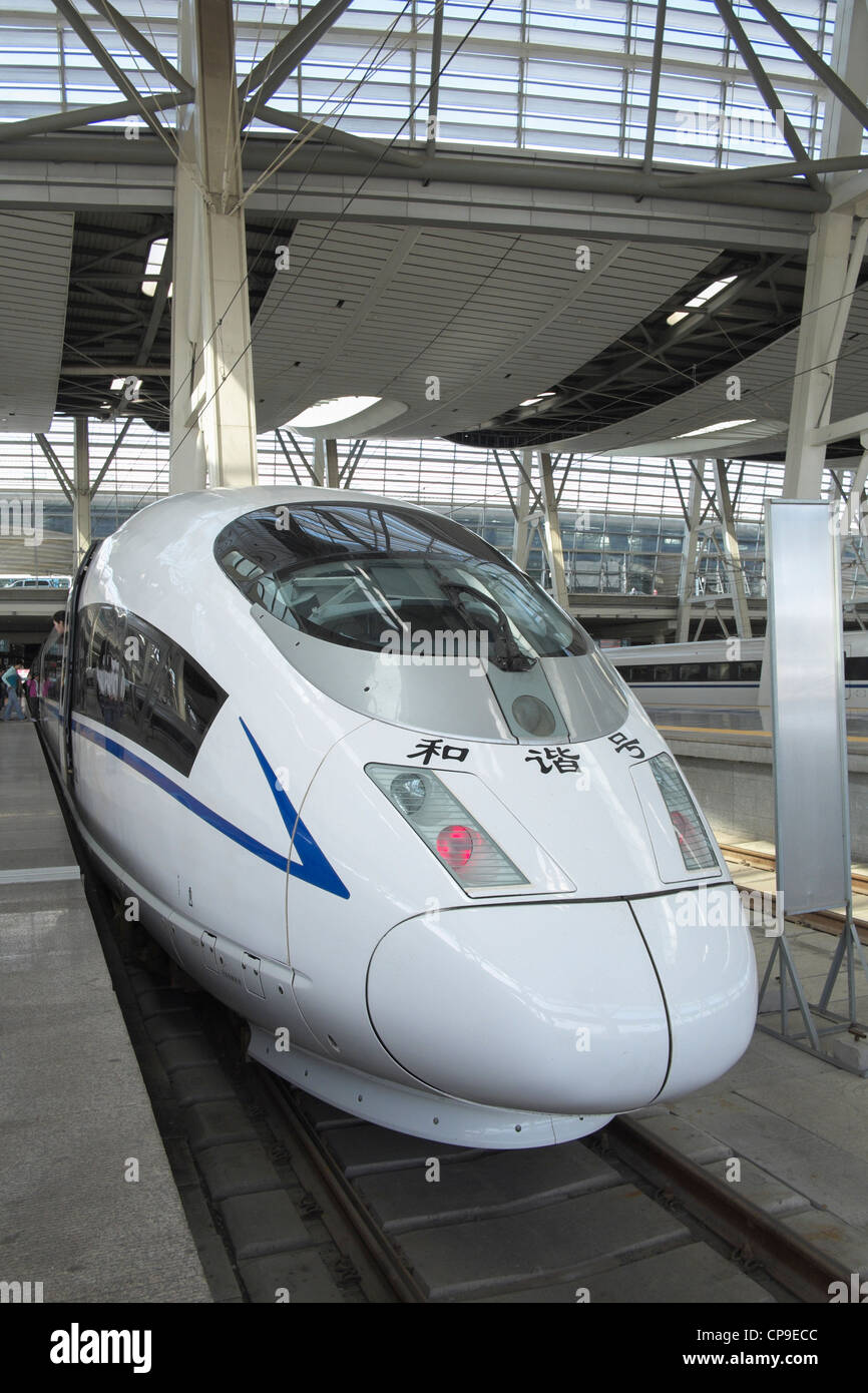 Il nuovo treno ad alta velocità in corrispondenza della piattaforma di Pechino stazione ferroviaria Sud in Cina Foto Stock