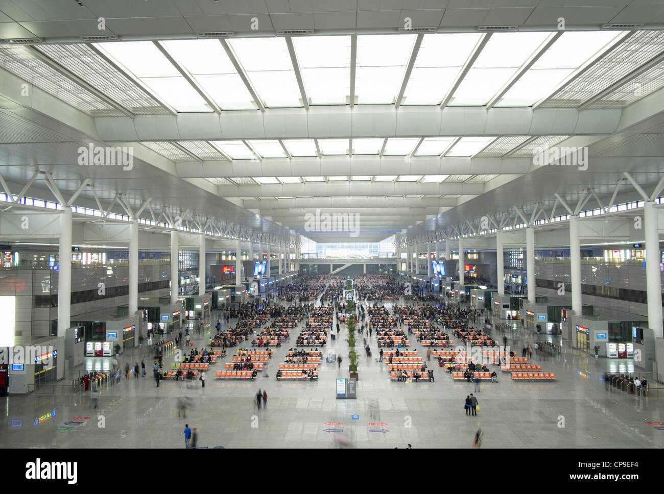'Interno della nuova Hongqiao stazione ferroviaria di Shanghai in Cina Foto Stock