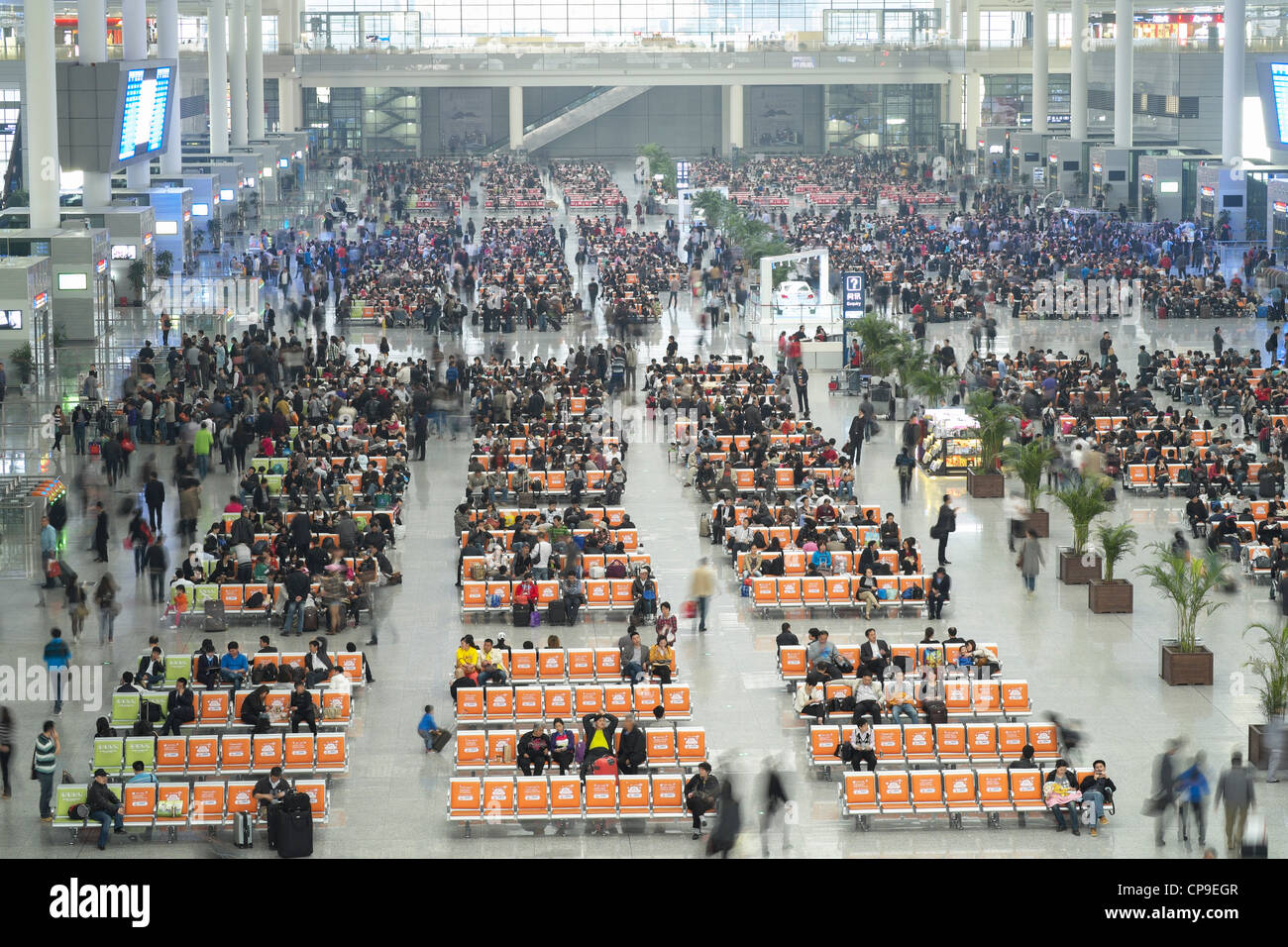 'Interno della nuova Hongqiao stazione ferroviaria di Shanghai in Cina Foto Stock