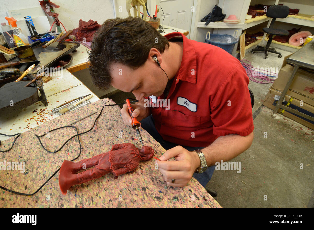 "Cera chaser' il ritocco di modello per la scultura in bronzo al Lago di Hot Springs, Oregon. Questo è parte del "lost wax' processo. Foto Stock