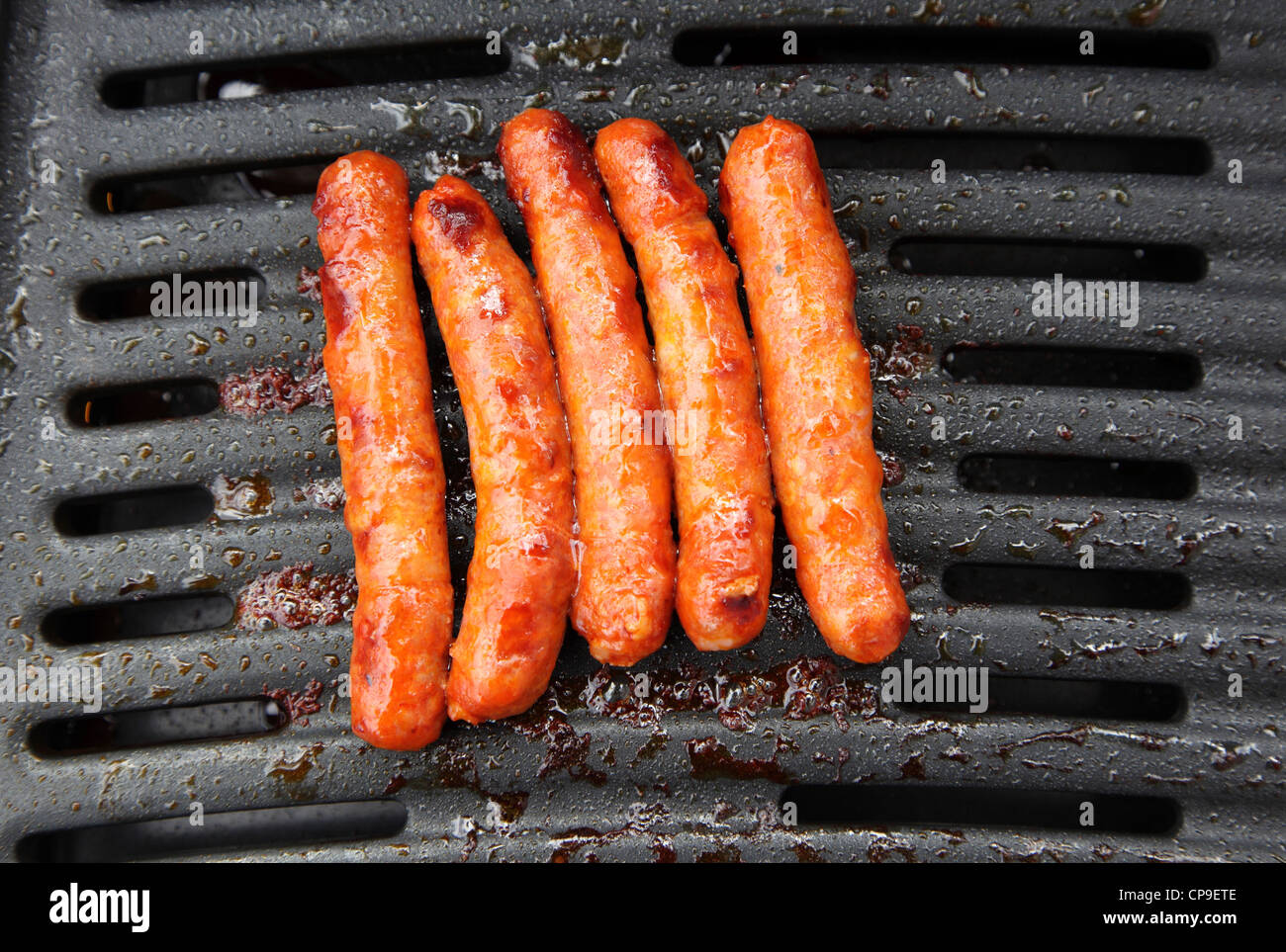 Il chorizo spagnolo salsicce su una griglia per il barbecue Foto Stock
