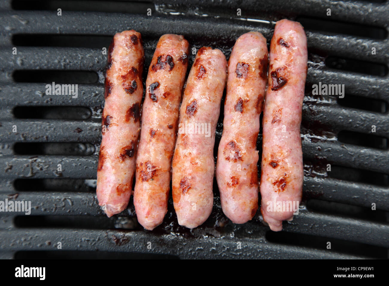 Salsicce su una griglia per il barbecue Foto Stock