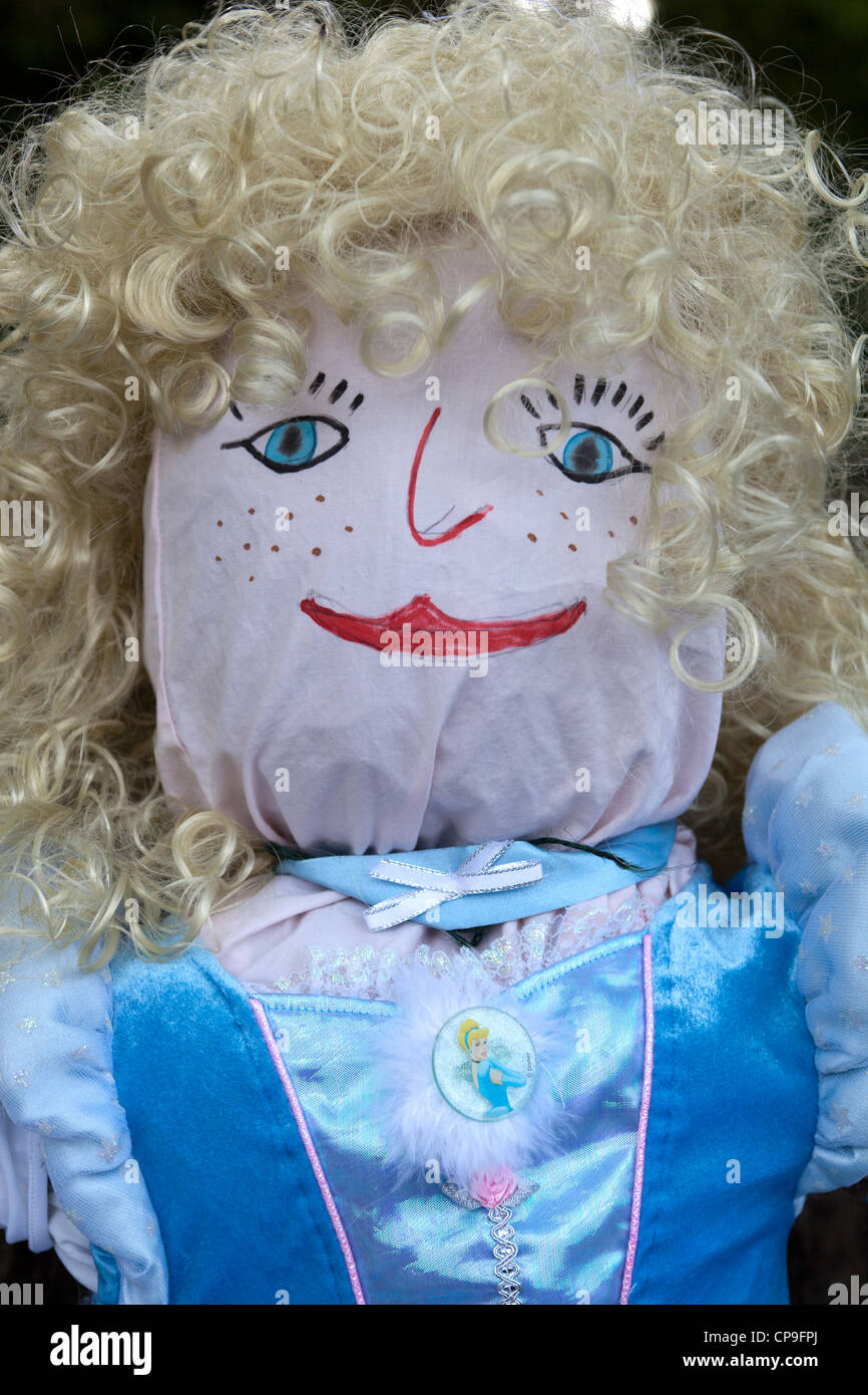 The scarecrow Festival al villaggio Urchfont Foto Stock