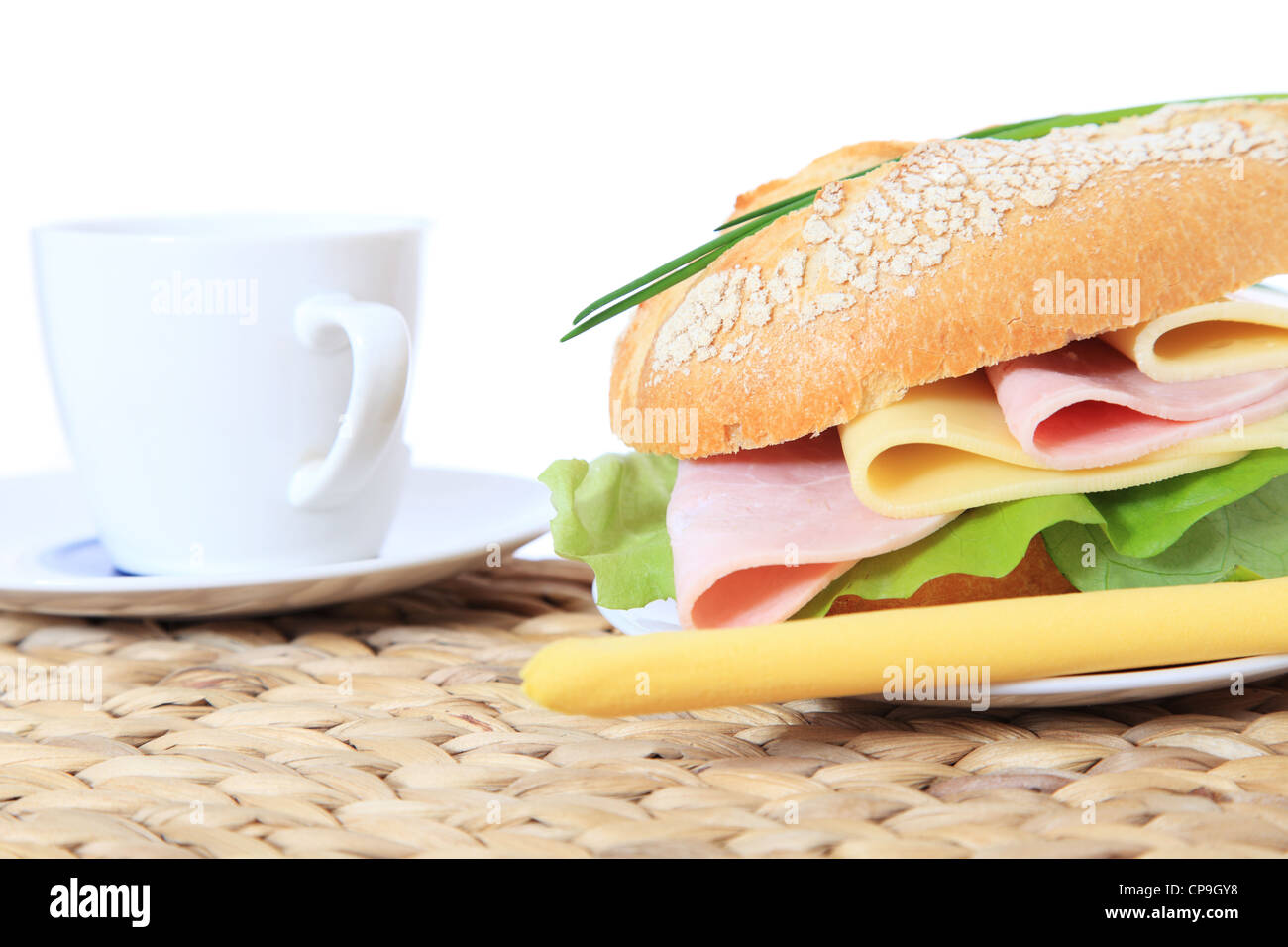 Fresche fatte rotolo con formaggio e prosciutto bollito. Tutto su sfondo bianco. Foto Stock