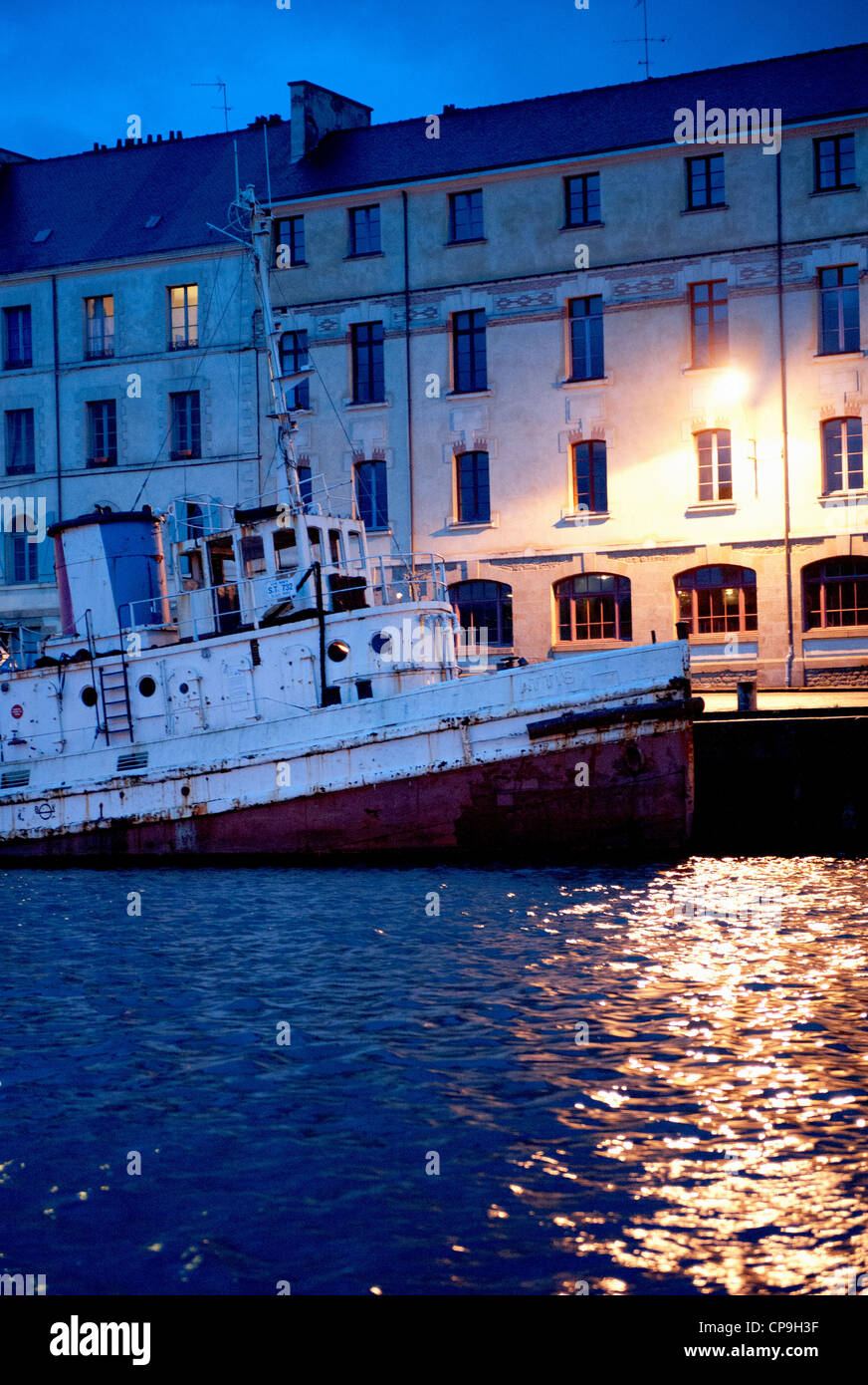 Edifici illuminati all'alba nel vecchio porto di Redon, incrocio di vie navigabili in Bretagna, Francia Foto Stock