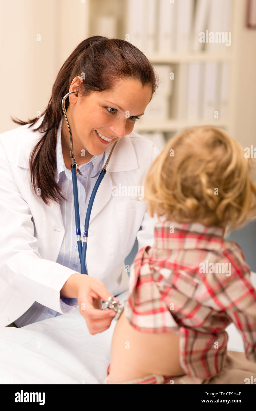 Bambina essendo esaminare con uno stetoscopio da pediatra Foto stock - Alamy
