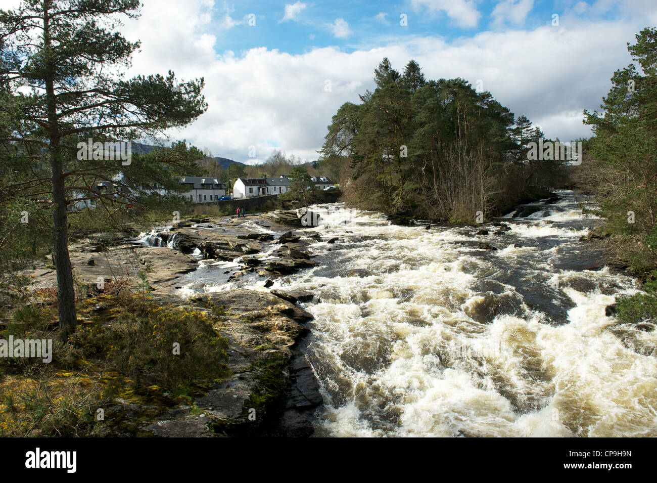 Killin il pittoresco villaggio di testa del Loch Tay e l'acqua scende dal fiume Dochart che il flusso attraverso il villaggio Foto Stock