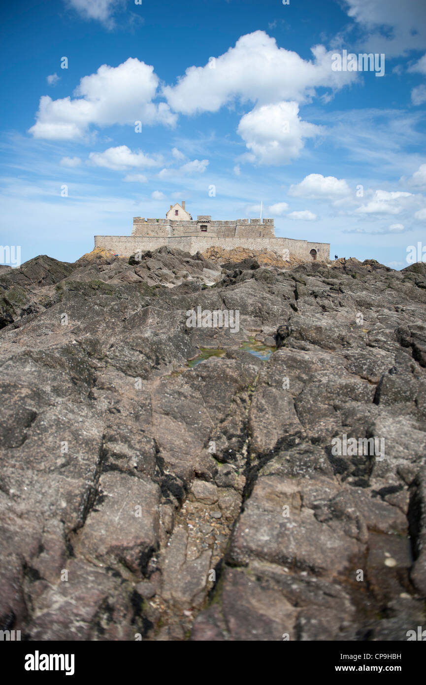 Fortezza costiera di Fort National a Saint Malo in Bretagna, accessibile solo con la bassa marea Foto Stock