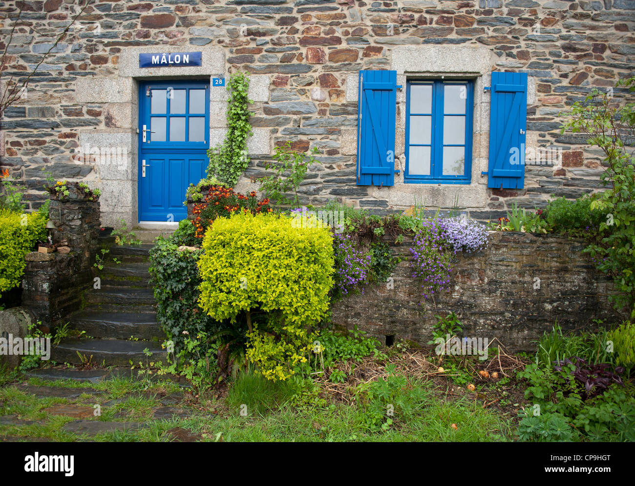 Tradizionale casa di pietra della serratura keeper a Mâlon sul fiume Vilaine in Bretagna, Francia Foto Stock