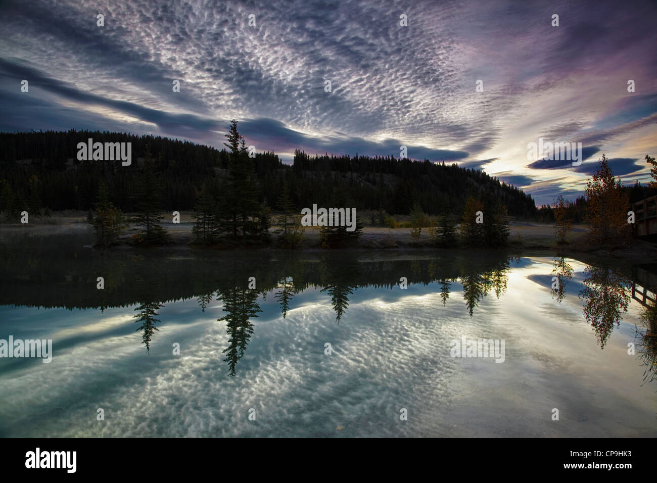 Lo spuntar del giorno a piscine a cascata sul Lago Minnewanka loop drive, Banff, Alberta, Canada Foto Stock