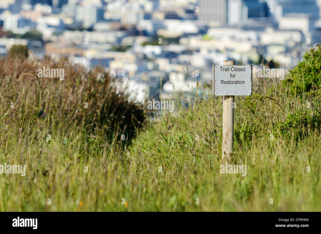 Digital signage su un posto accanto a un percorso sovradimensionate che avverte che il sentiero è chiuso per restauro. Foto Stock