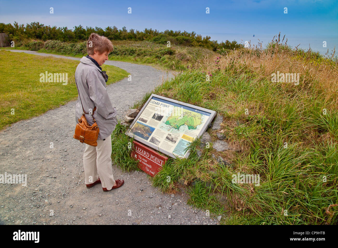Visitor Information board a Lizard Point, Cornwall, England Regno Unito - la più a sud il punto sulla terraferma in inglese. Foto Stock