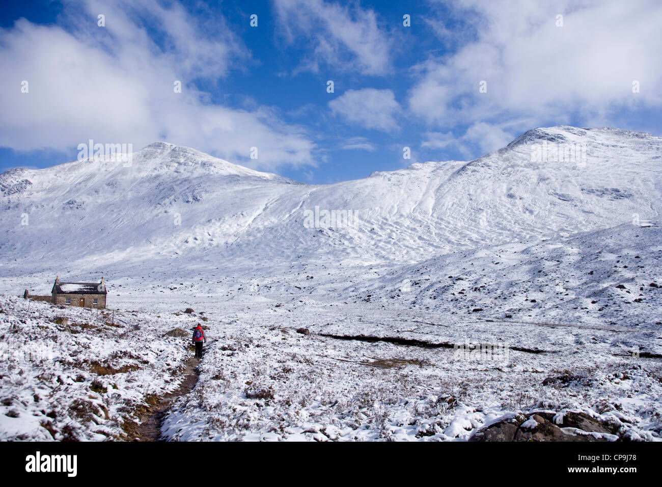 Vista di Coire Fionnarach bothy con le colline Sgorr Ruadh Fuar Tholl in background. Foto Stock