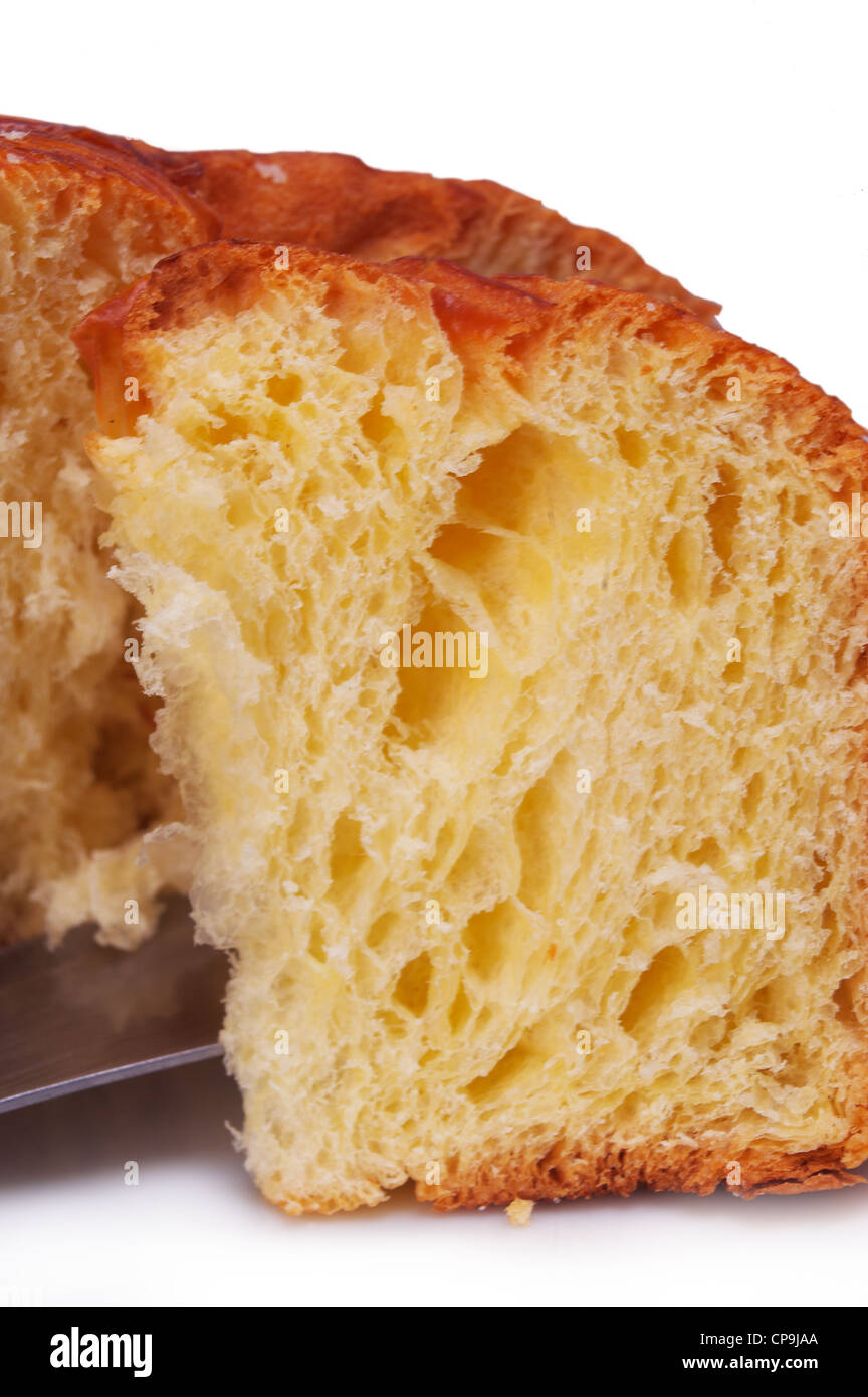 Pane dolce affettato closeup su sfondo bianco Foto Stock