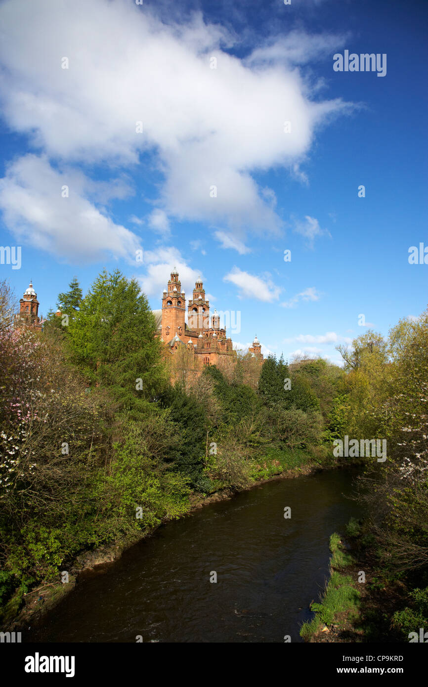 Fiume kelvin Kelvingrove Park e Museo e Galleria d'arte Glasgow Scotland Regno Unito Foto Stock