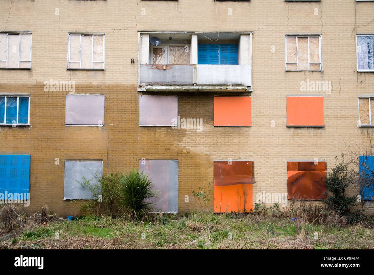 Derelitti blocco di appartamenti Foto Stock